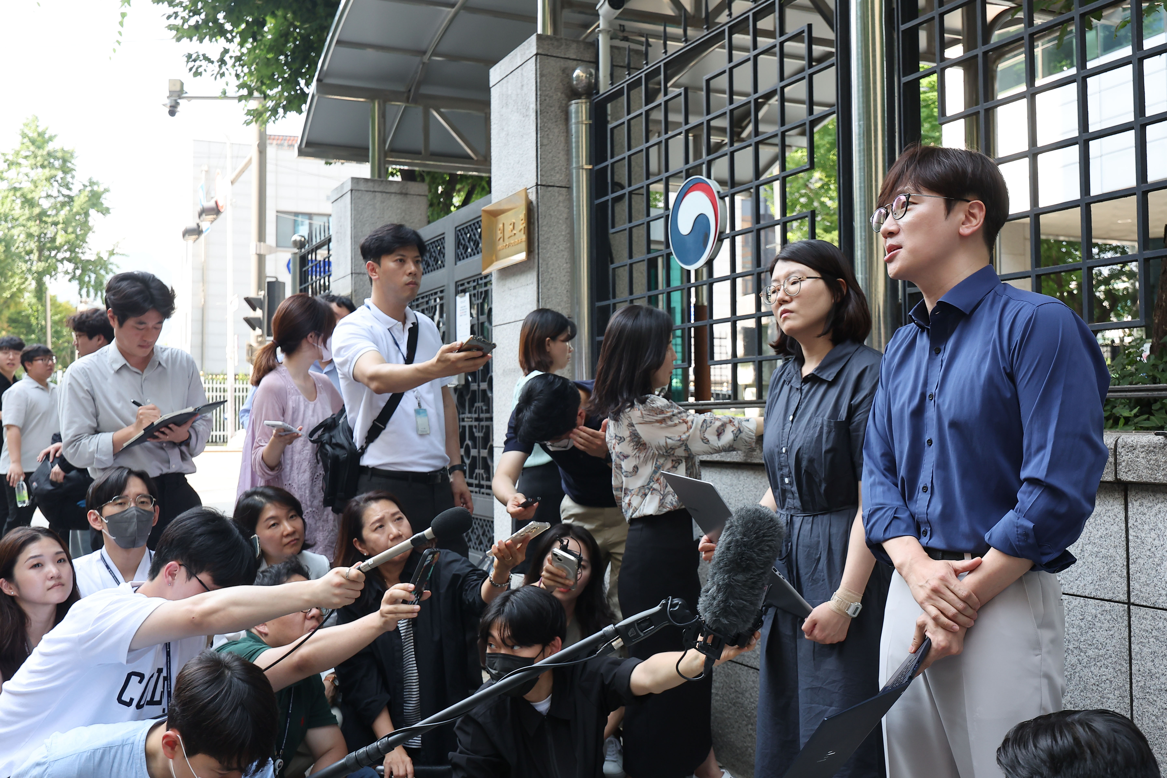 일제 강제동원 피해자와 유족들의 법률대리인인 임재성(오른쪽부터), 김세은 변호사가 3일 정부서울청사 별관 외교부 청사 앞에서 배상금 수용 거부에 따른 정부의 공탁 절차 개시를 규탄하는 기자회견을 하고 있다. 연합뉴스