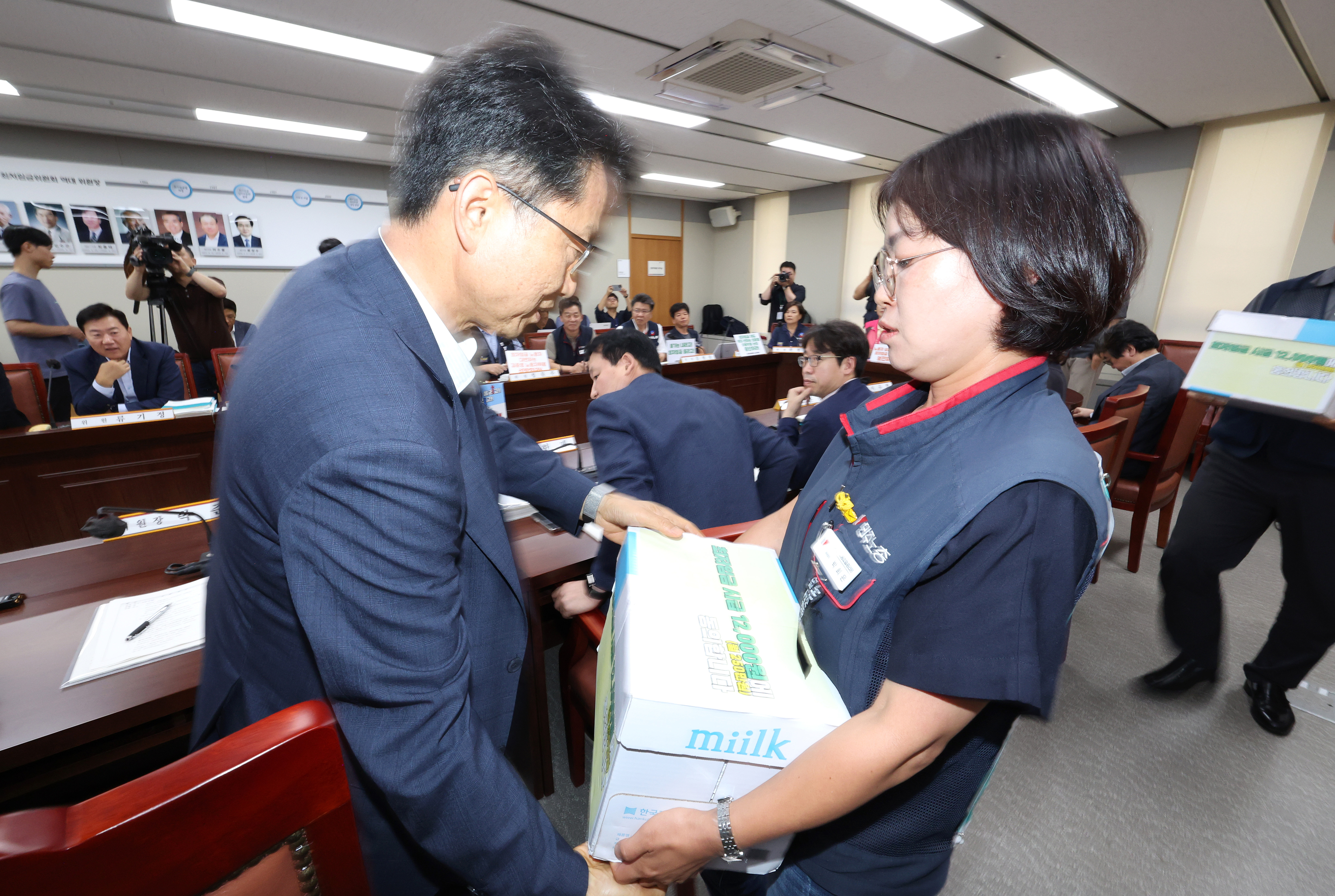 ‘최저임금 1만2천원’ 서명지 전달하는 박희은 근로자위원