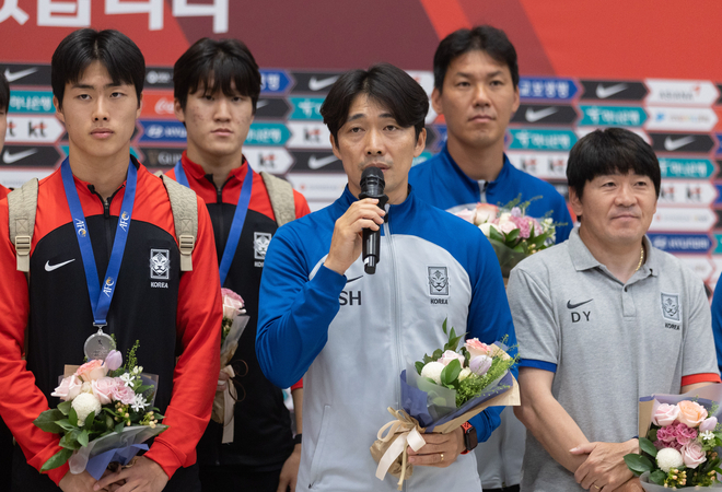 변성환 U17 한국 축구대표팀 감독이 4일 오전 인천국제공항을 통해 귀국한 후 소감을 말하고 있다. 뉴스1