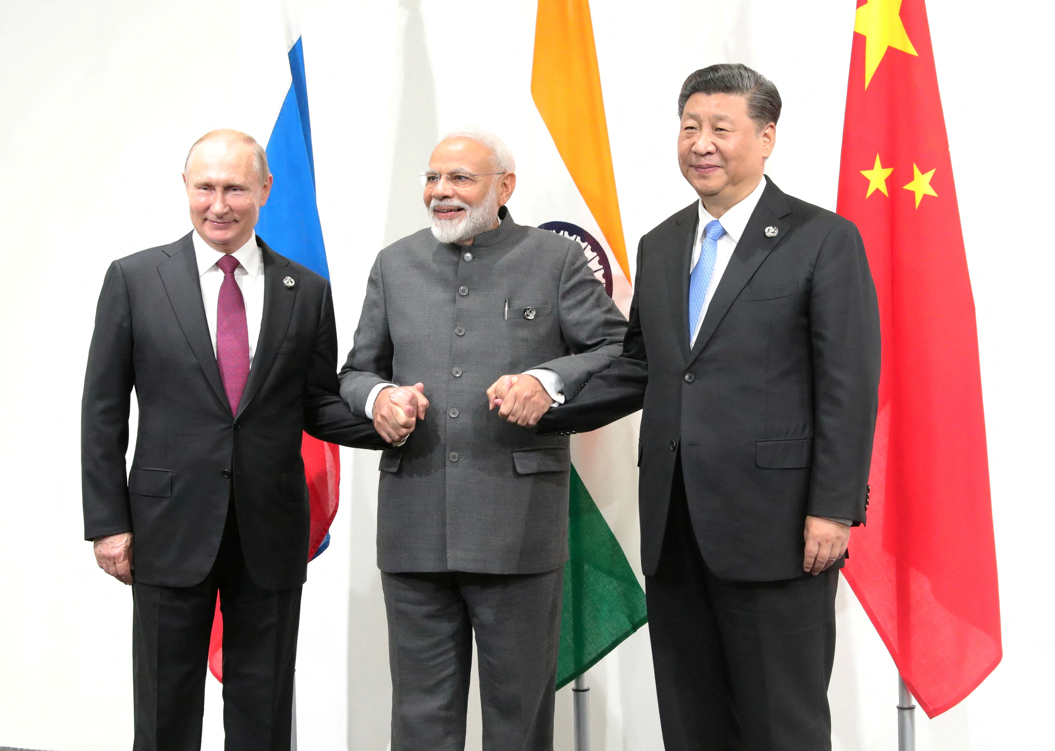 블라디미르 푸틴(왼쪽) 러시아 대통령, 나렌드라 모디(가운데) 인도 총리, 시진핑(오른쪽) 중국 국가주석이 2019년 6월 28일(현지시간) 일본 오사카에서 열린 주요 20개국(G20) 정상회의에서 별도 회담을 갖고 있다. 로이터 연합뉴스