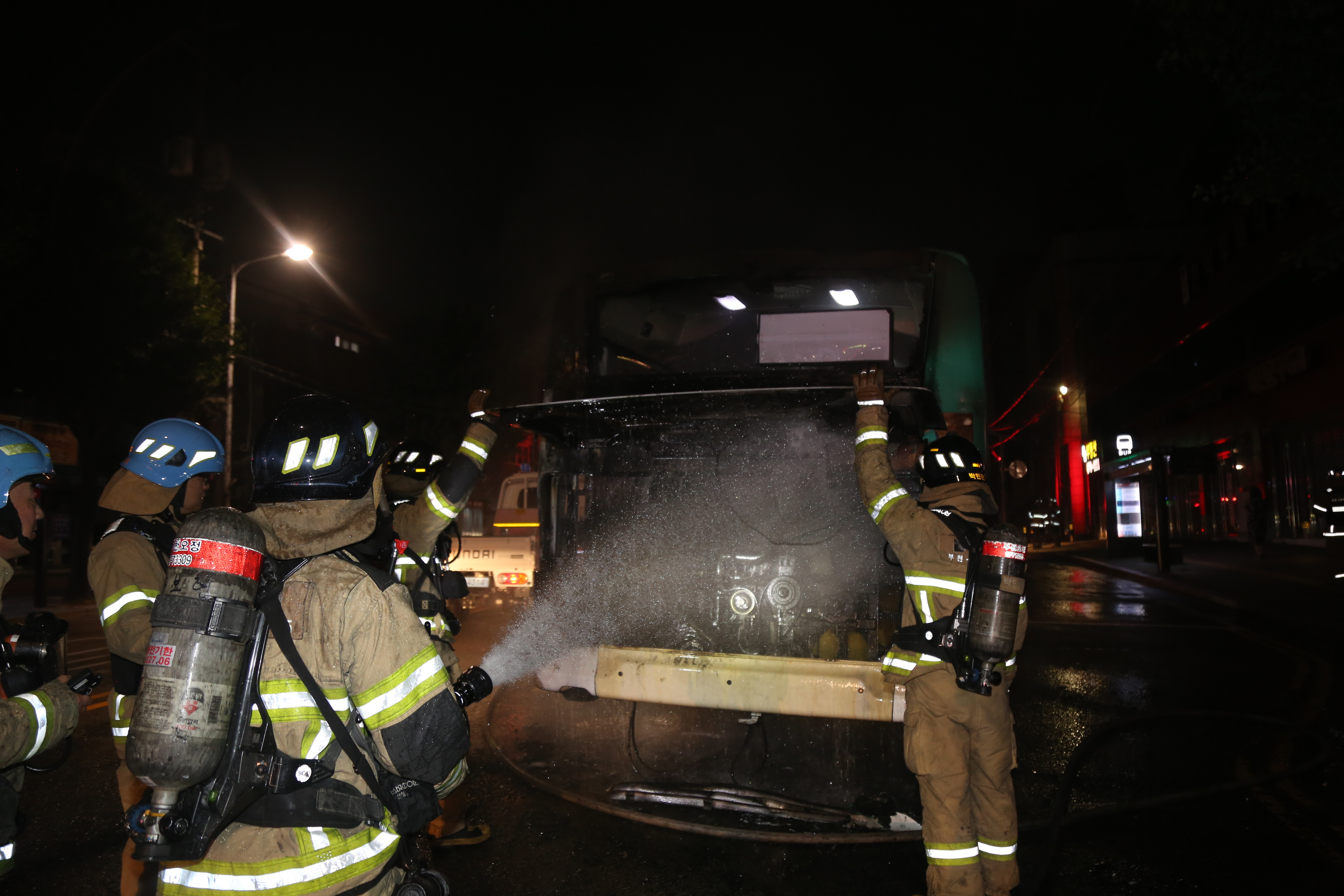 부천 원종동 일대를 달리던 시내버스 엔진룸에서 불이 났다. 경기도소방재난본부 제공