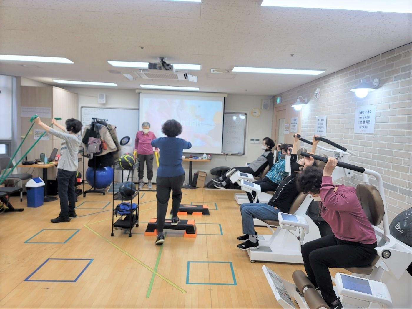 서울 영등포구 어르신들이 복지관에서 운동 기구를 활용해 치매 예방을 위한 운동을 하고 있다. 영등포구 제공