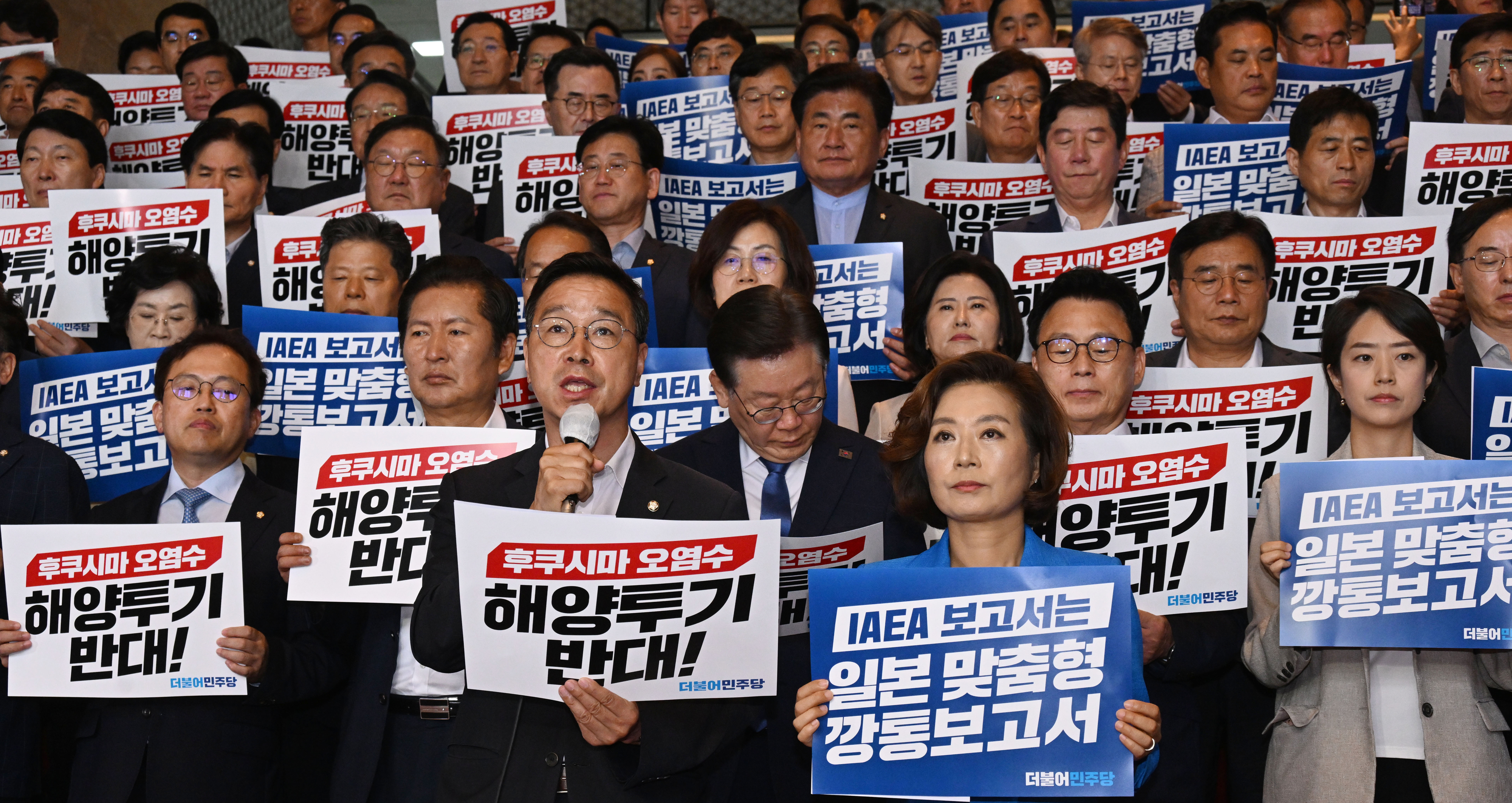 더불어민주당 이재명 대표와 박광온 원내대표를 비롯한 의원들이 5일 오전 국회 로텐더홀 계단에서 열린 후쿠시마 오염수 방류 저지 결의대회에서 구호를 외치고 있다. 2023.7.5안주영 전문기자