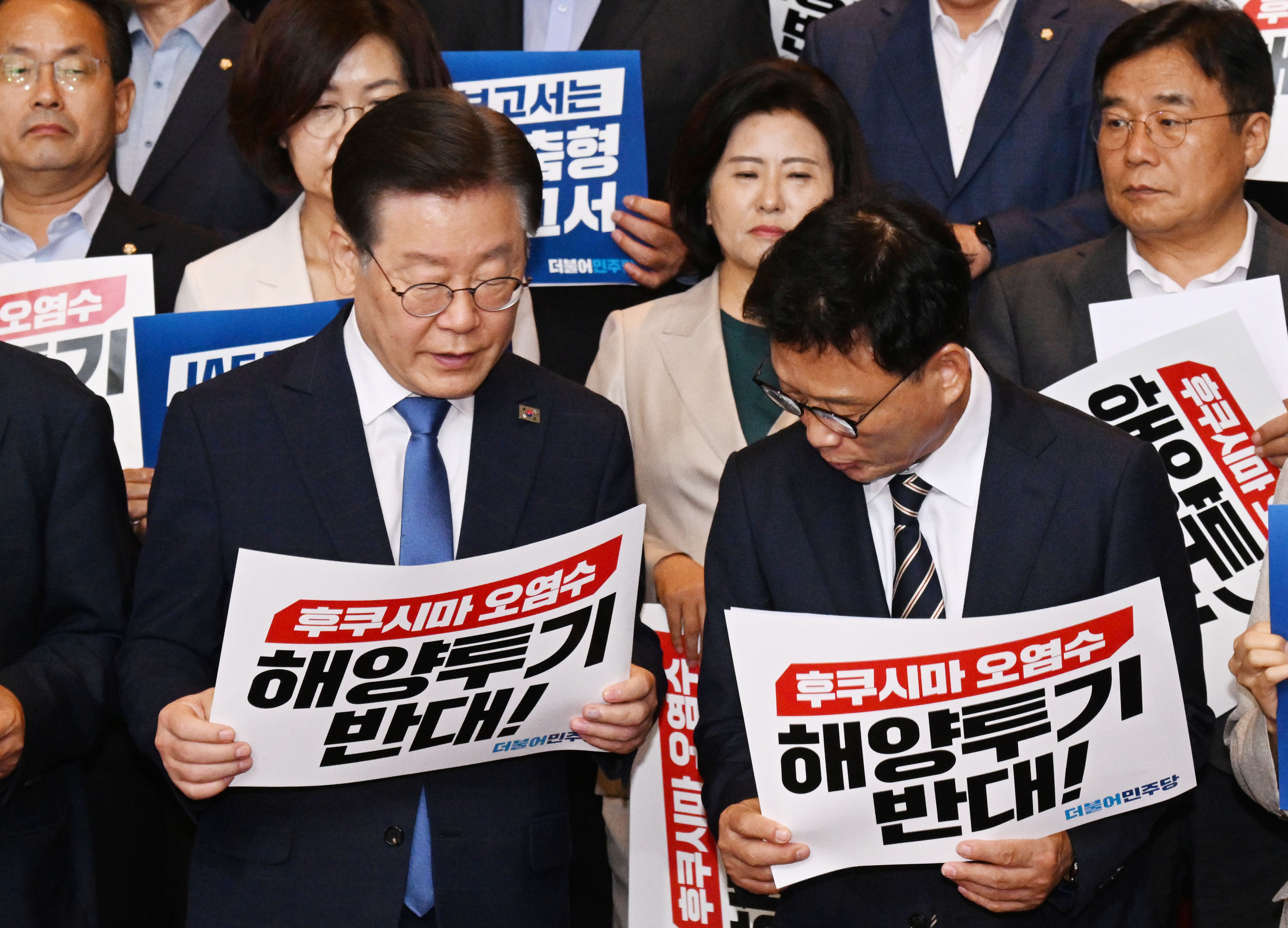 5일 오전 국회 로텐더홀 계단에서 열린 후쿠시마 오염수 방류 저지 결의대회에서 더불어민주당 이재명 대표와 박광온 원내대표가 이야기를 나누고있다. 2023.7.5안주영 전문기자