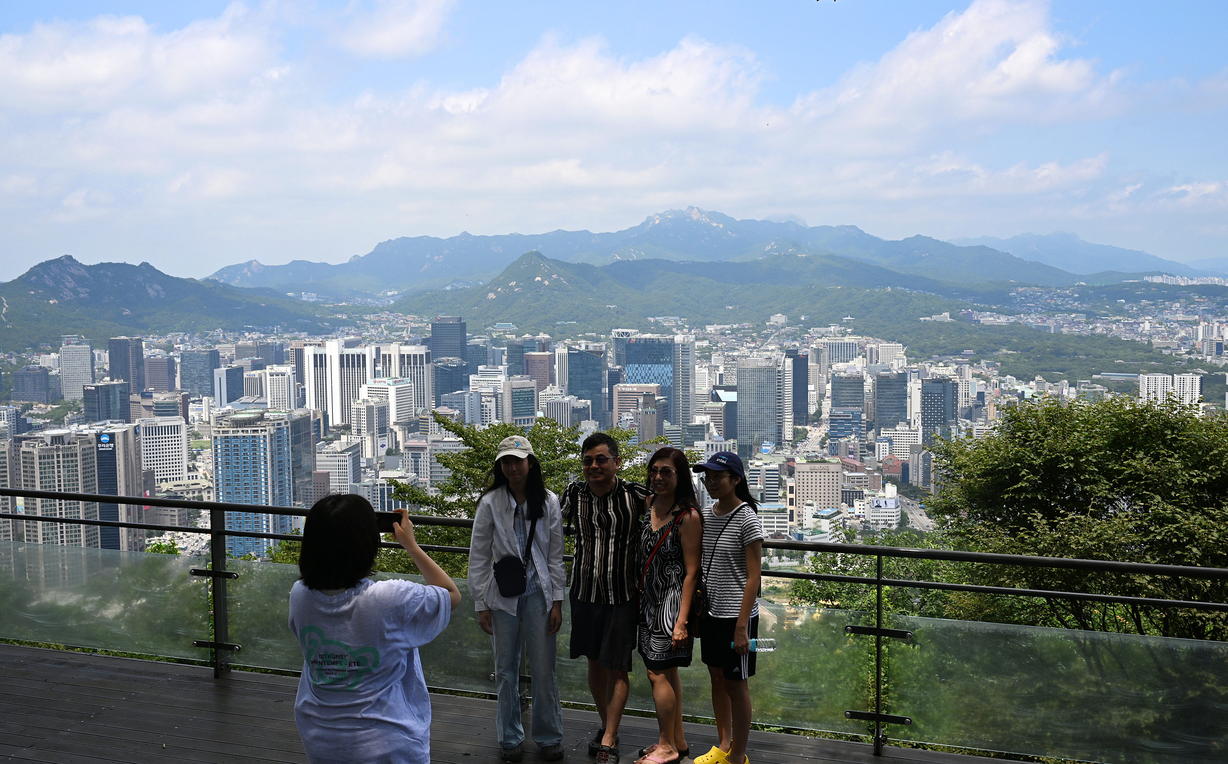 비가 그치고 다시 무더위가 시작된 5일 서울 남산타워에서 외국인 관광객들이 추억을 남기고 있다. 2023.7.5 오장환 기자