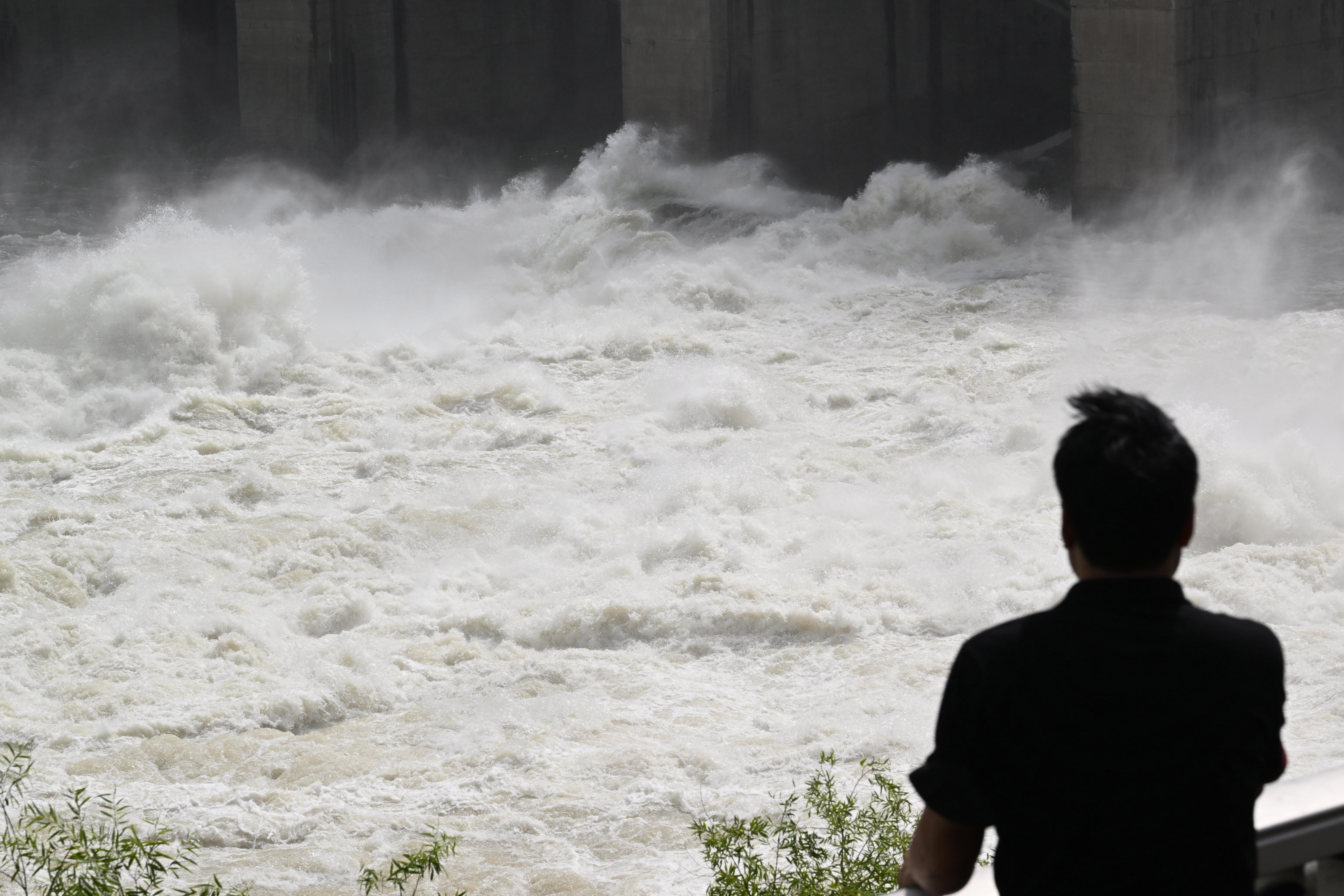 장마가 계속되면서 강수량이 증가한 가운데 5일 오전 경기 남양주 팔당댐에 수문이 개방되어 있다. 2023.7.5. 도준석 기자