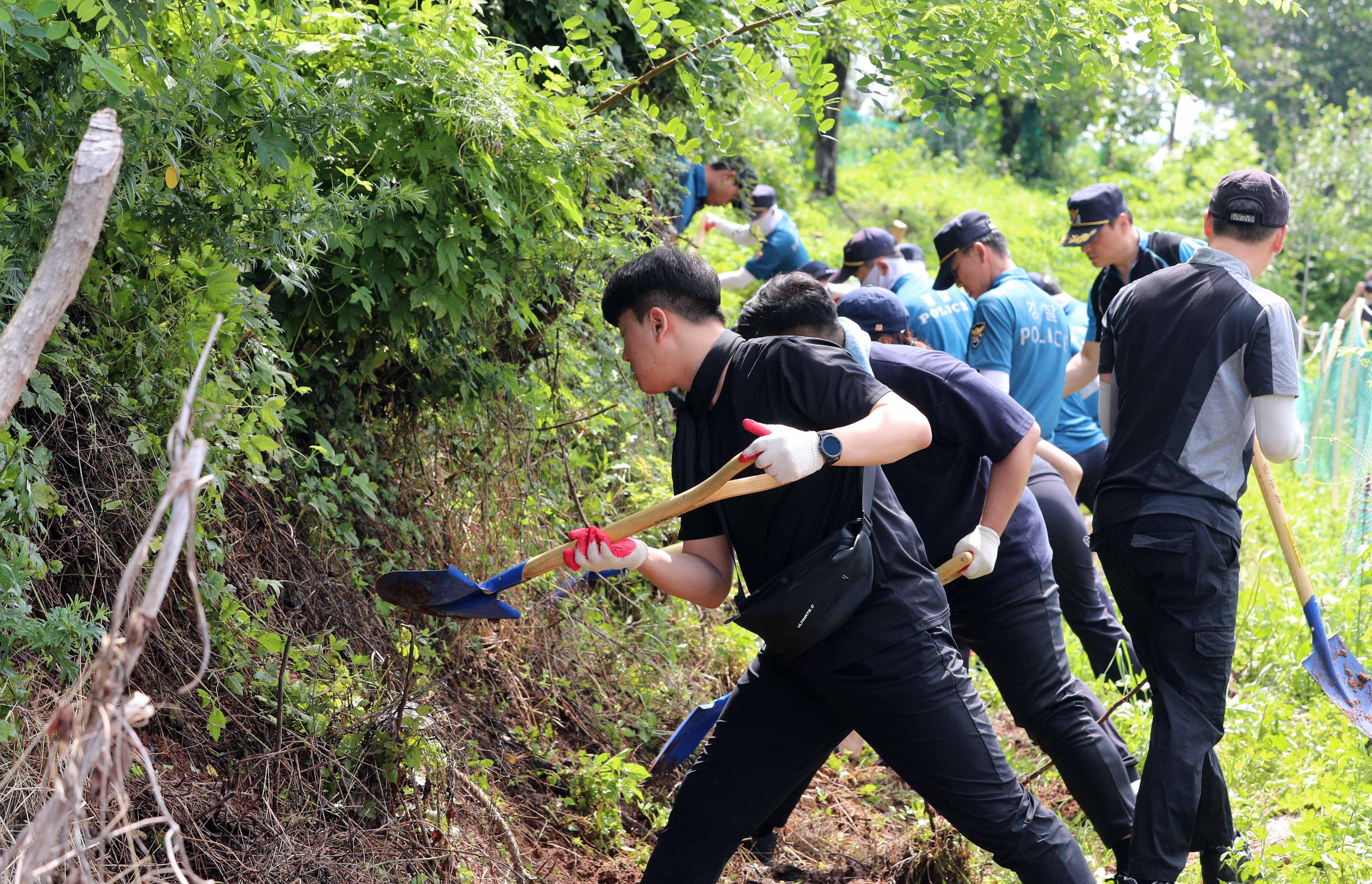 5일 오전 부산경찰청 소속 경찰 50여명이 출생 미신고된 영아 시신이 암매장된 것으로 추정되는 부산 기장군의 한 야산에서 수색작업을 벌이고 있다. 부산 뉴시스