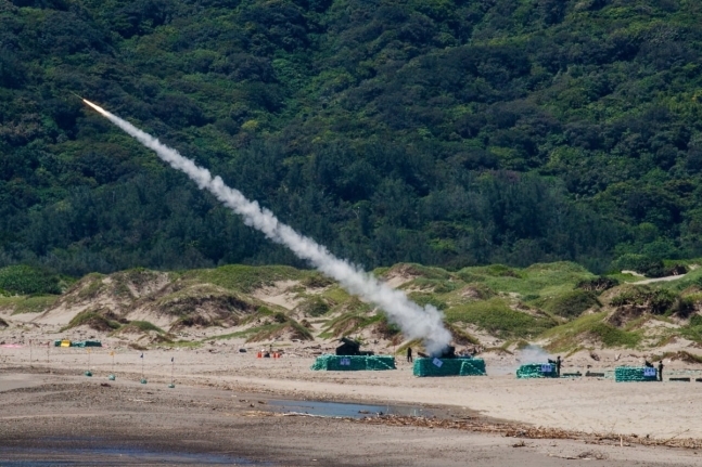 군사적 긴장 속 미사일 훈련하는 대만군. EPA 연합뉴스