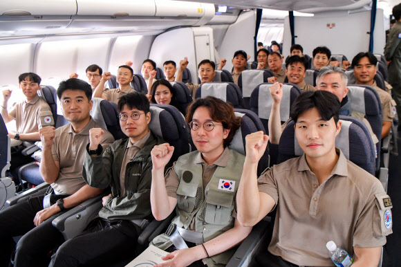 공군 KC-330 다목적 공중급유수송기가 캐나다 산불 진화 지원을 위한 대한민국 해외긴급구호대(KDRT) 요원 및 긴급구호물자 현지 수송 임무를 성공적으로 마치고 지난 4일 복귀했다고 5일 밝혔다. 사진은 공군 KC-330 다목적공중급유수송기에 탑승한 대한민국 해외긴급구호대(KDRT) 요원들이 지난 2일 캐나다 산불 진화 지원을 위해 출국하기 전 성공적인 임무 완수 결의를 다지는 모습. 2023.7.5. 공군 제공