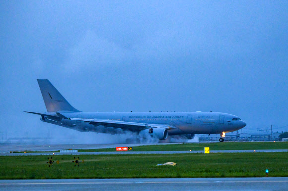 공군 KC-330 다목적 공중급유수송기가 캐나다 산불 진화 지원을 위한 대한민국 해외긴급구호대(KDRT) 요원 및 긴급구호물자 현지 수송 임무를 성공적으로 완수하고 지난 4일 저녁 공군 김해기지에 착륙하고 있다. 2023.7.5. 공군 제공