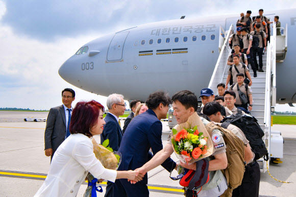 공군 KC-330 다목적 공중급유수송기가 캐나다 산불 진화 지원을 위한 대한민국 해외긴급구호대(KDRT) 요원 및 긴급구호물자 현지 수송 임무를 성공적으로 마치고 지난 4일 복귀했다고 5일 밝혔다. 사진은 공군 KC-330 다목적공중급유수송기 편으로 지난 2일(현지시간) 캐나다 오타와 공항에 도착한 대한민국 해외긴급구호대(KDRT) 요원들이 항공기에서 내리며 현지 환영 인사들과 인사를 나누는 모습. 2023.7.5. 공군 제공