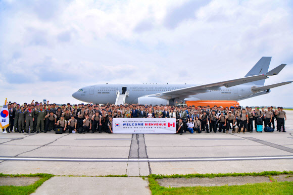 공군 KC-330 다목적 공중급유수송기가 캐나다 산불 진화 지원을 위한 대한민국 해외긴급구호대(KDRT) 요원 및 긴급구호물자 현지 수송 임무를 성공적으로 마치고 지난 4일 복귀했다고 5일 밝혔다. 사진은 공군 KC-330 다목적공중급유수송기 편으로 지난 2일(현지시간) 캐나다 오타와 공항에 도착한 대한민국 해외긴급구호대(KDRT)와 공군 임무 요원들이 임무완수 결의를 다지는 모습. 2023.7.5. 공군 제공
