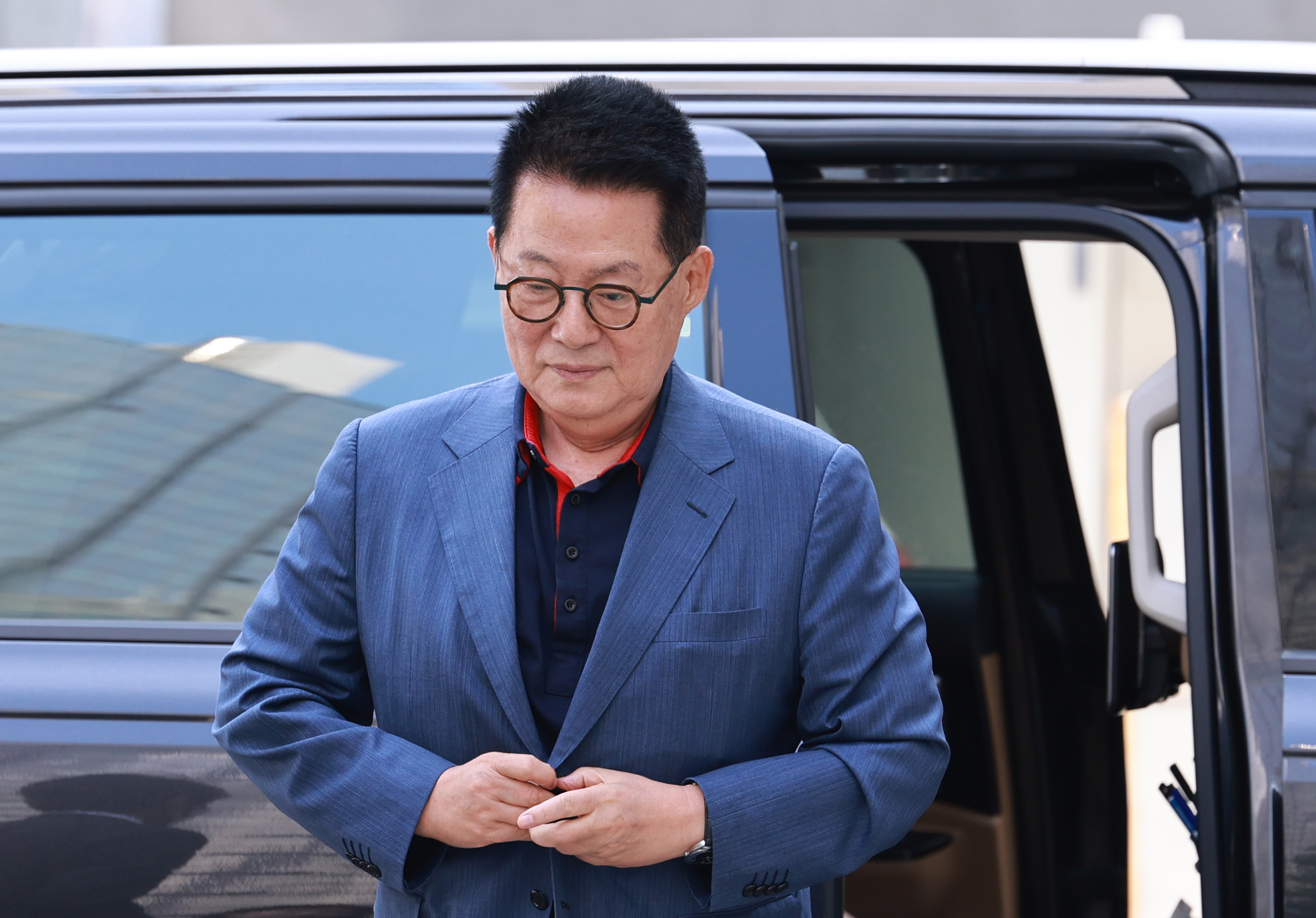 재임 시절 채용 비리 의혹으로 수사를 받는 박지원 전 국가정보원장이 지난 1일 오전 서울 마포구 반부패·공공범죄수사대에 출석하고 있다.