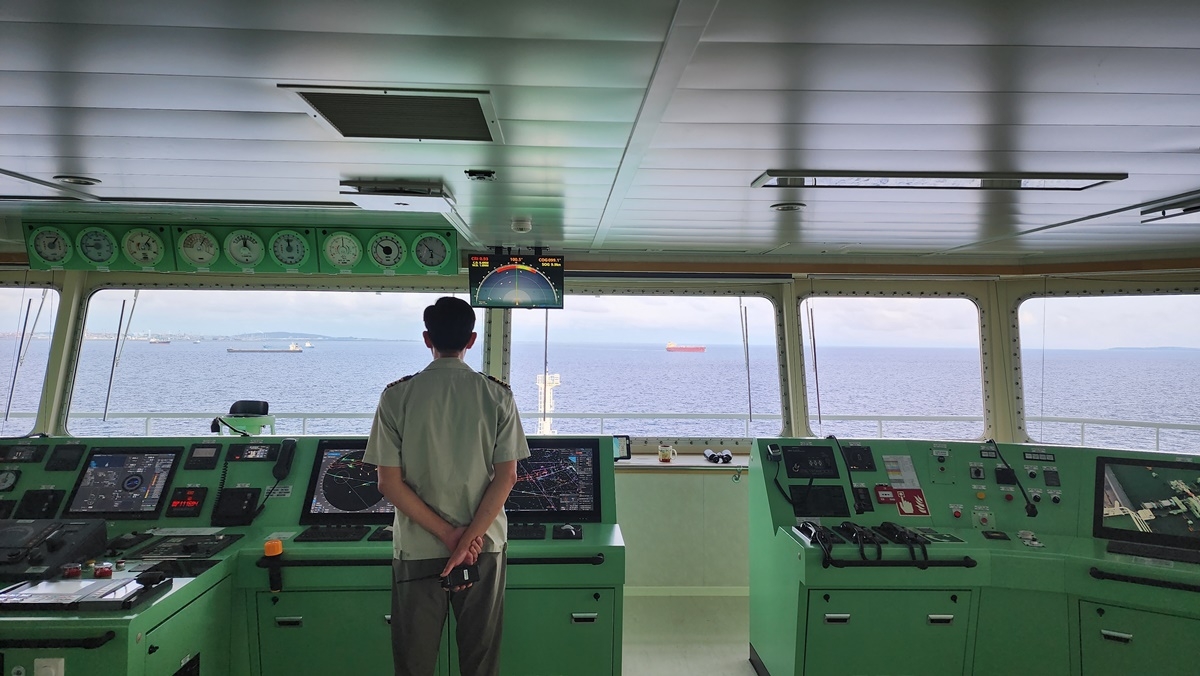 삼성중공업의 자율운항 시스템을 탑재한 컨테이너선이 선박 왕래가 빈번한 남중국해를 운항하고 있다. 한 승무원이 신규 개발한 오버헤드 디스플레이로 충돌회피 상황을 주시하는 모습. 삼성중공업 제공