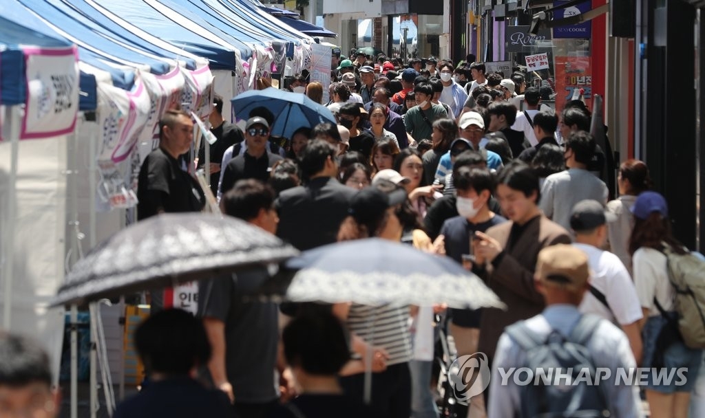 지난 14일 오후 대구 중구 동성로에서 열린 ‘동성로 축제’를 찾은 시민들이 나들이를 즐기고 있다. 연합뉴스