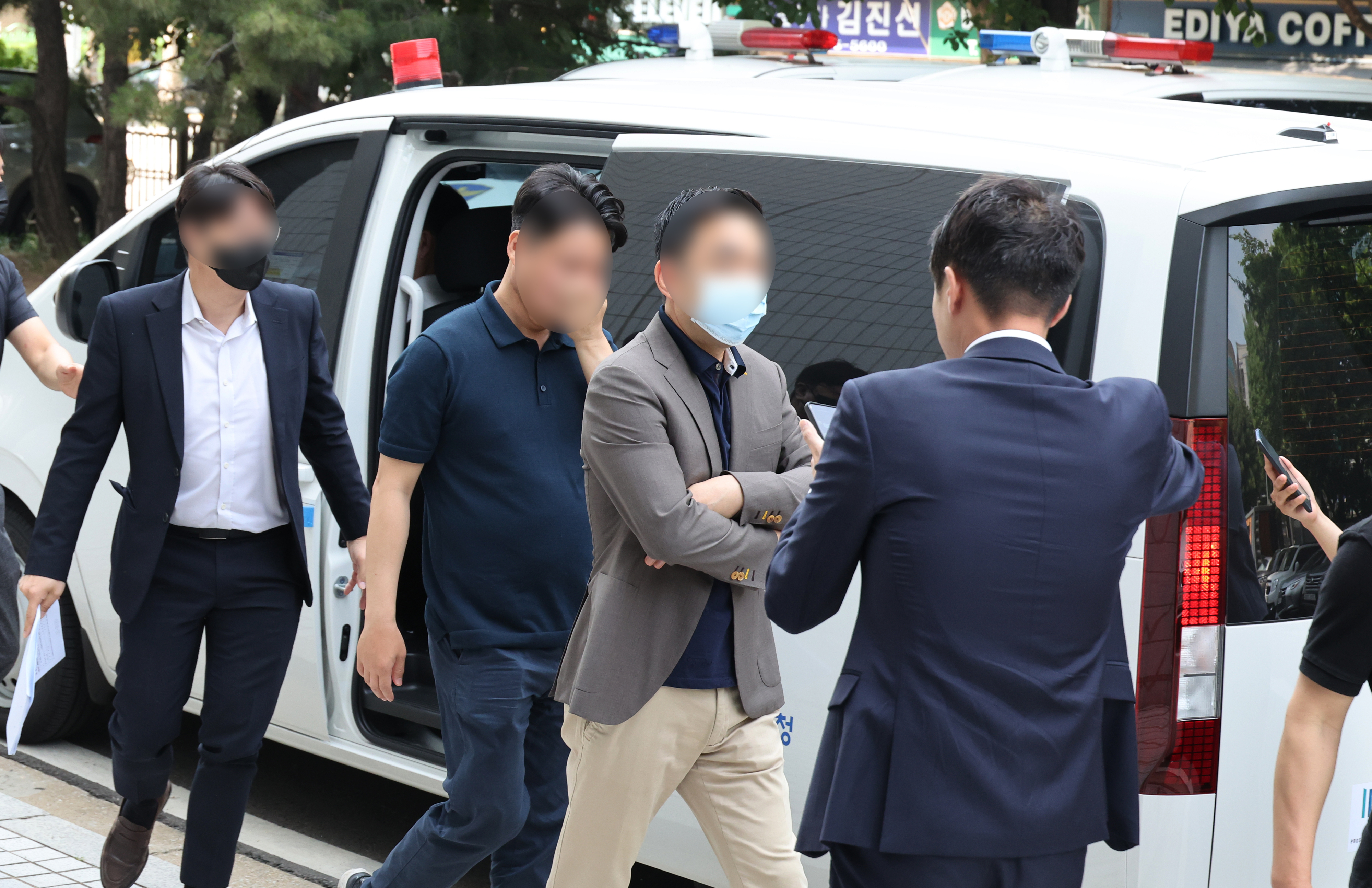 지난달 19일 에디슨모터스 관계사의 주가 조작에 관여한 이모씨 등 4명이 구속전피의자심문을 받기위해 양천구 서울남부지방법원으로 들어서고 있다. 연합뉴스