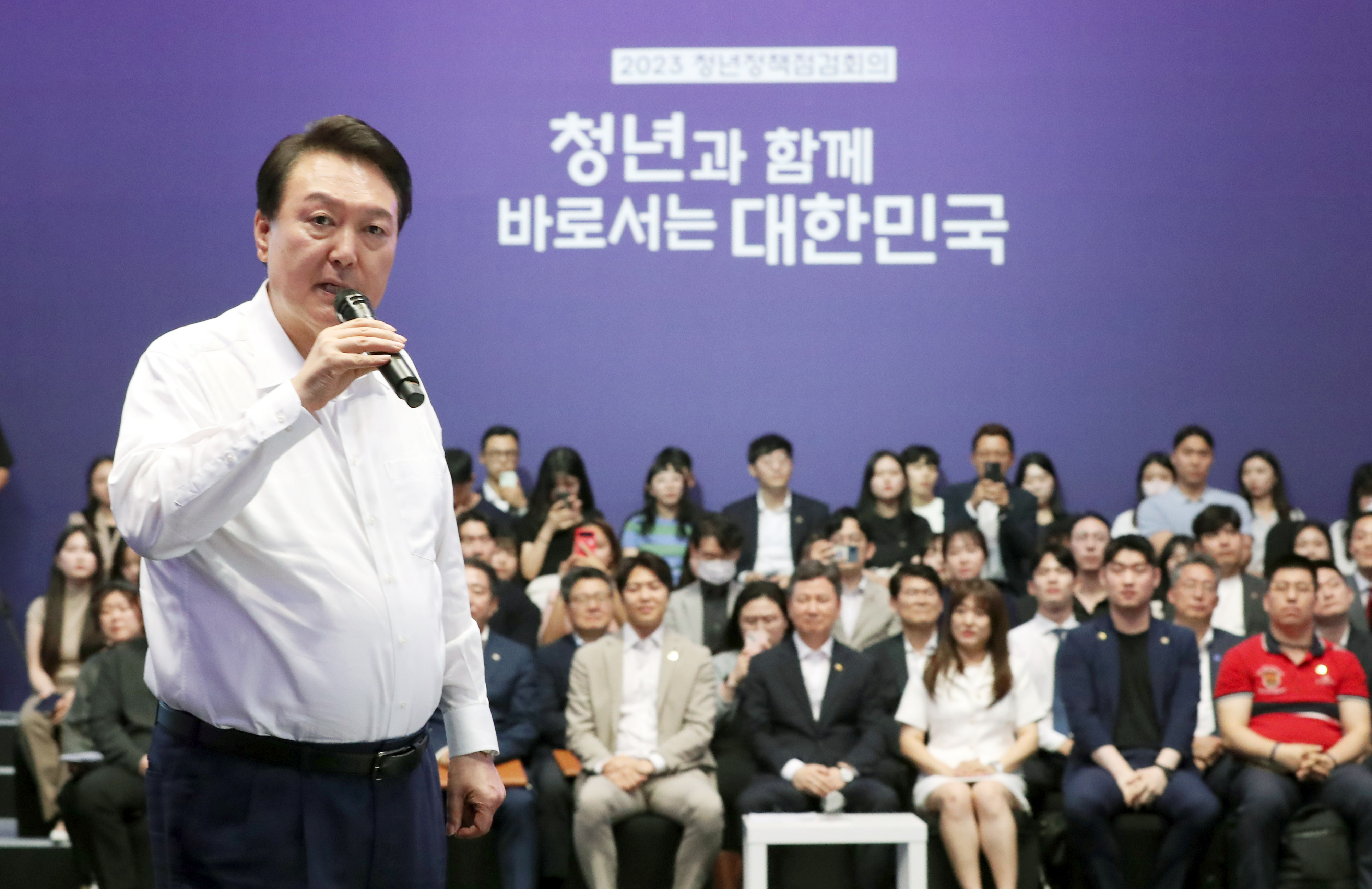 청년정책 점검회의에서 발언하는 윤석열 대통령