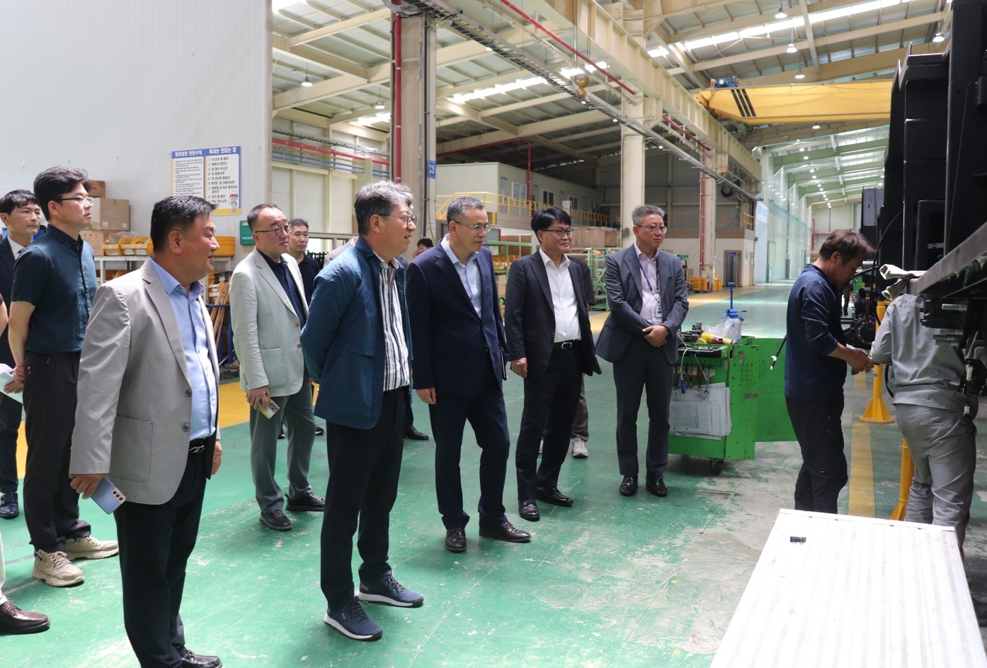 곽재선(왼쪽 두번째) KG모빌리티 회장이 경남 함양 에디슨모터스 공장을 찾아 생산 라인을 둘러보고 있다. KG모빌리티 제공