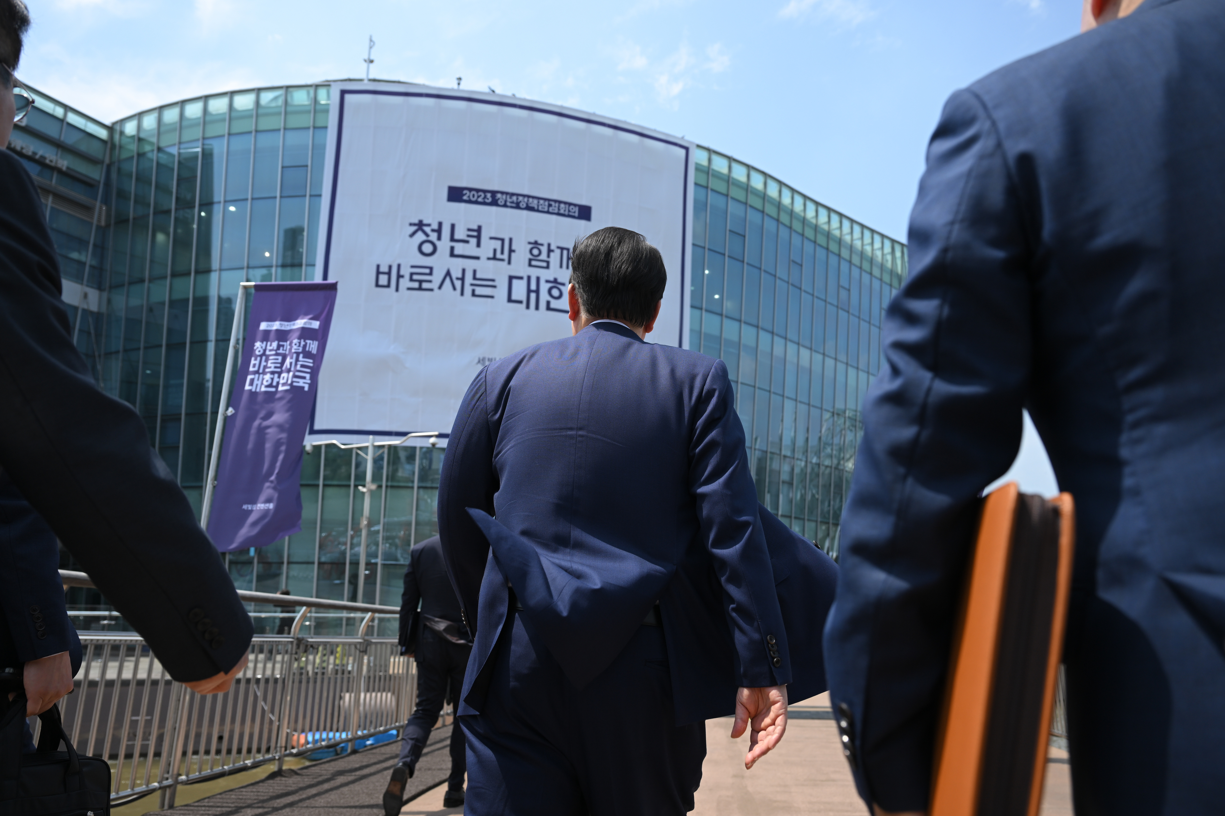 윤석열 대통령이 지난 6일 서울 서초구 플로팅아일랜드 컨벤션홀에서 열린 청년정책 점검회의를 주재하기 위해 행사장으로 걸어가고 있다. 연합뉴스
