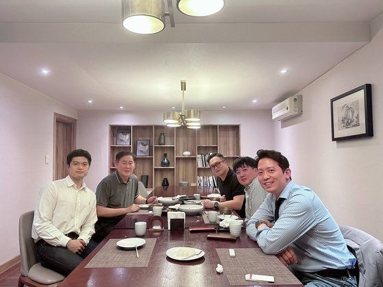 지난달 30일 서울 강남의 한 음식점에서 최경환(왼쪽 두 번째) 전 경제부총리와 이준석(오른쪽 두 번째) 전 국민의힘 대표 등이 저녁 모임을 가지고 있다. 이기인 경기도의회 의원 페이스북 캡처