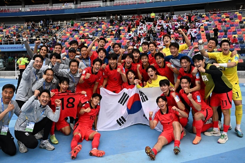 20세 이하(U20) 한국 축구 대표팀 선수들과 코칭 스태프가 5일(한국시간) 아르헨티나의 산티아고델에스테로에서 열린 2023 국제축구연맹(FIFA) U20 월드컵 나이지리아와의 8강전에서 연장 접전 끝에 1-0으로 승리한 뒤 태극기를 들고 기뻐하고 있다. 2023.6.5 대한축구협회 제공