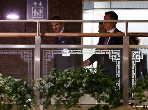 7일 김포공항을 통해 입국한 라파엘 그로시 국제원자력기구(IAEA) 사무총장이 시민단체의 거센 항의를 피해 다른 곳으로 향하고 있다. 2023.7.7 연합뉴스