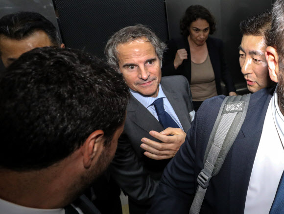 라파엘 그로시 국제원자력기구(IAEA) 사무총장이 7일 저녁 서울 강서구 김포공항 국제선에 도착, 시민단체의 항의를 피해 다른 곳으로 이동하고 있다. 2023.7.8. 공동취재