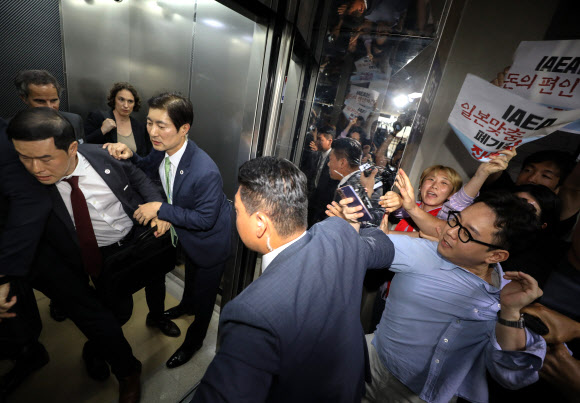 라파엘 그로시 국제원자력기구(IAEA) 사무총장이 7일 저녁 서울 강서구 김포공항 국제선에 도착, 시민단체의 항의를 피해 다른 곳으로 이동하고 있다. 2023.7.8. 공동취재