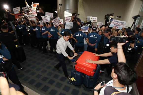 라파엘 그로시 국제원자력기구(IAEA) 사무총장의 입국한 8일 김포공항 국제선 입국장 인근에서 관계자들의 짐이 옮겨지고 있다. 2023.7.8 연합뉴스
