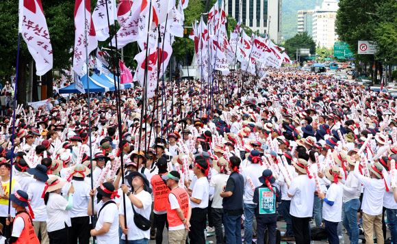 8일 오후 서울 중구 을지로입구역 인근 남대문로에서 열린 전국공무원노동조합 임금인상 쟁취 총궐기대회에서 각 지부 깃발들이 입장하고 있다. 2023.7.8 연합뉴스