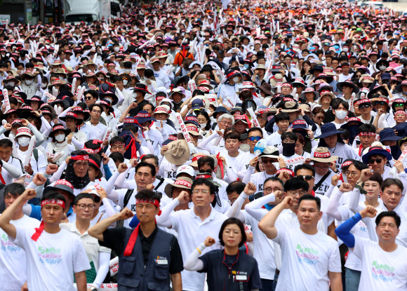8일 오후 서울 중구 을지로입구역 인근 남대문로에서 열린 전국공무원노동조합 임금인상 쟁취 총궐기대회에서 참가자들이 구호를 외치고 있다. 2023.7.8 연합뉴스