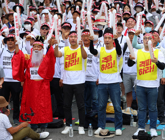 8일 오후 서울 중구 을지로입구역 인근 남대문로에서 열린 전국공무원노동조합 임금인상 쟁취 총궐기대회에서 참가자들이 구호를 외치고 있다. 2023.7.8 연합뉴스