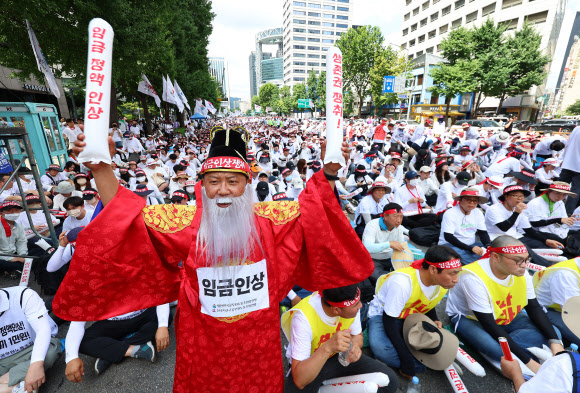 8일 오후 서울 중구 을지로입구역 인근 남대문로에서 열린 전국공무원노동조합 임금인상 쟁취 총궐기대회에서 임금님 복장을 한 참가자가 임금 인상 촉구 구호를 외치고 있다. 2023.7.8 연합뉴스