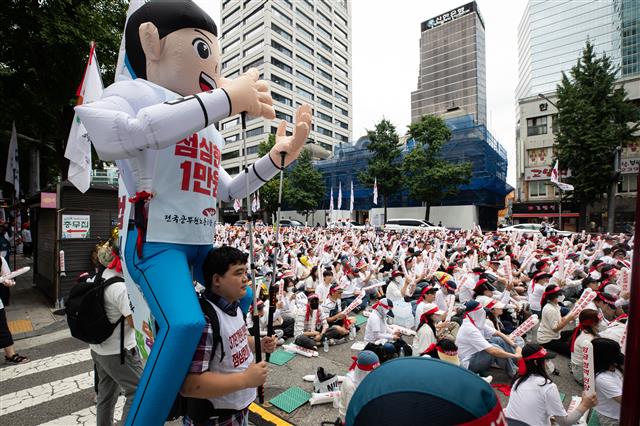 대한민국공무원노동조합총연맹과 전국공무원노동조합 조합원들이 8일 서울 중구 남대문로 일원에서 열린 공무원 노동자 총궐기대회에서 구호를 외치고 있다. 양대노조 조합원 2만여 명은 이날 총궐기대회에서 ‘2024년도 공무원 임금 37만7천원 정액인상’, ‘정액급식비 8만원 인상’, ‘6급 이하 직급보조비 3만5천원 인상’, ‘초과근무수당 및 연가보상비 산정 방식 민간수준으로 개정’ 등을 촉구했다. 2023.7.8. 뉴스1