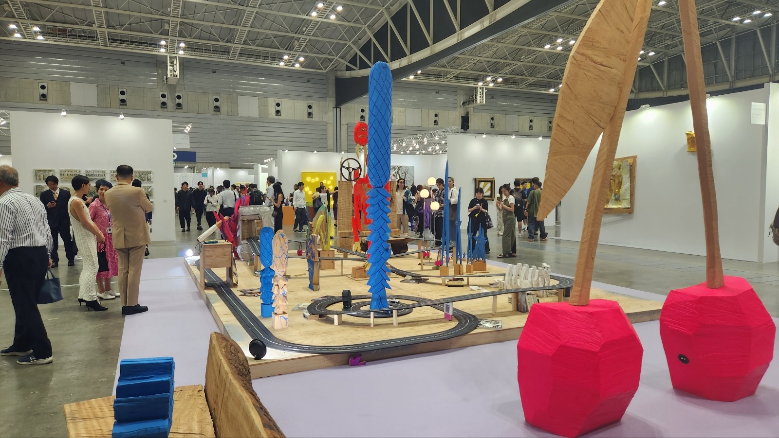 지난 6일 일본 요코하마시에 있는 퍼시피코 요코하마에서 개막한 ‘제1회 도쿄 겐다이 아트페어’를 찾은 관람객들이 작품을 살펴보고 있다.