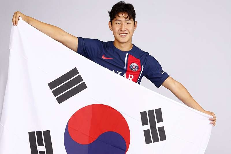 9일 프랑스 프로축구 리그1 파리 생제르맹(PSG)으로 이적한 이강인이 태극기를 펼쳐보이고 있다. [PSG 홈페이지 캡처]