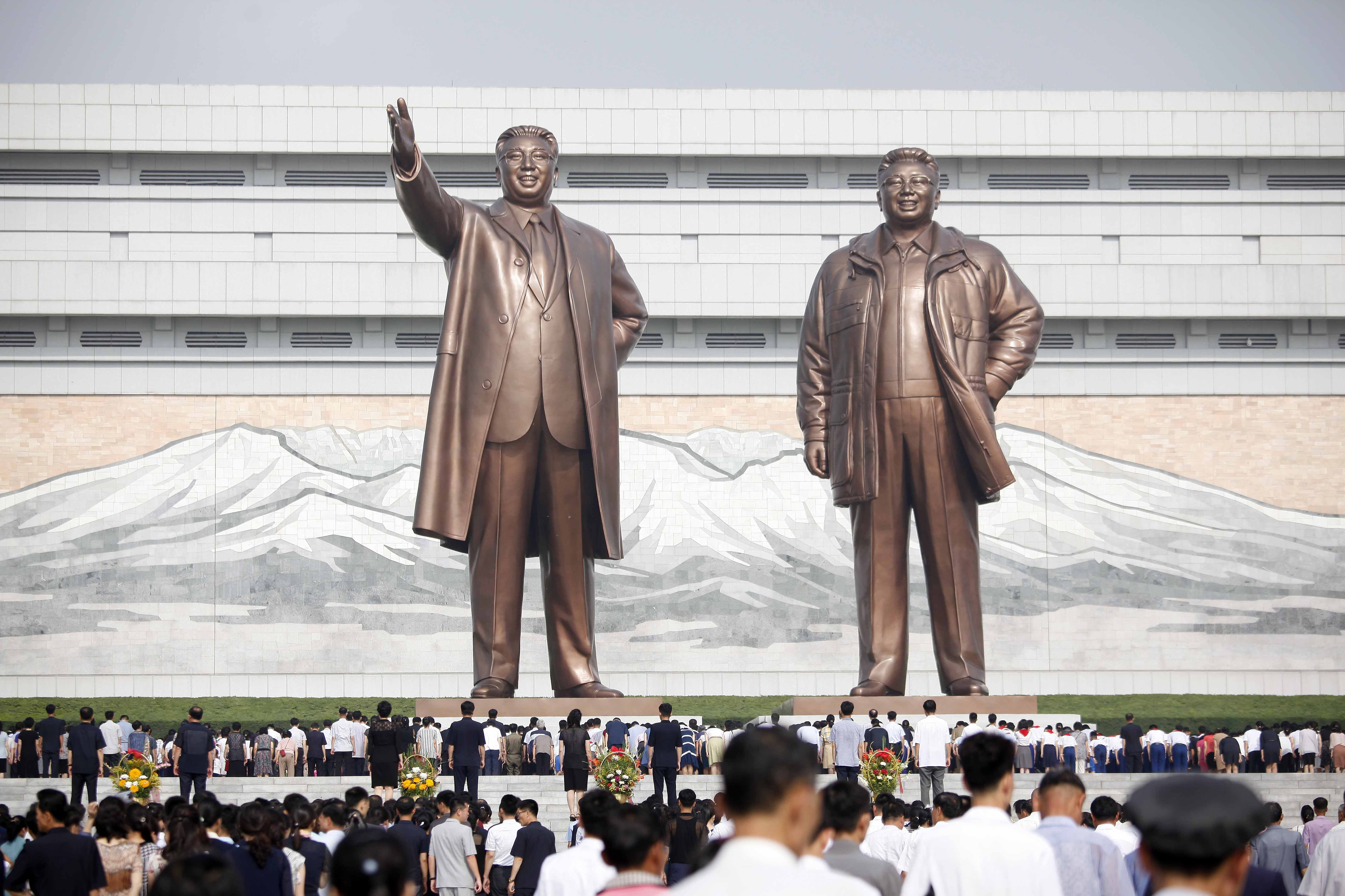 김일성 북한 전 주석 사망 29주기인 8일 북한 주민들이 평양의 만수대에 있는 김일성·김정일 동상을 참배하고 있다. 뉴시스
