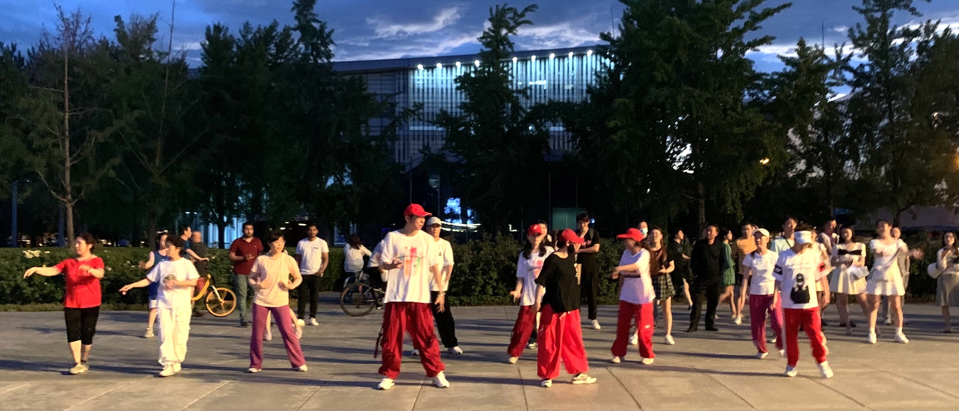 지난 7일 밤 중국 수도 베이징 차오양구 올림픽공원 광장에서 주민들이 유니폼을 입고 광장무를 추고 있다. 베이징 류지영 특파원