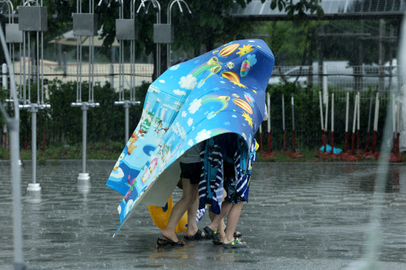 9일 서울 광진구 한강 뚝섬유원지 일대에서 강한 소나기성 비가 내리고 있다. 2023.7.9 연합뉴스