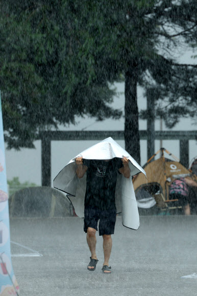 9일 서울 광진구 한강 뚝섬유원지 일대에서 강한 소나기성 비가 내리고 있다. 2023.7.9 연합뉴스