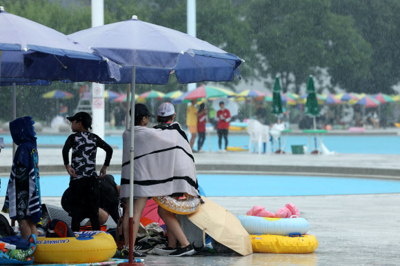 9일 서울 광진구 한강 뚝섬유원지 일대에서 강한 소나기성 비가 내리고 있다. 2023.7.9 연합뉴스