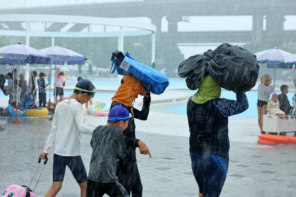 9일 서울 광진구 한강 뚝섬유원지 일대에서 강한 소나기성 비가 내리고 있다. 2023.7.9 연합뉴스