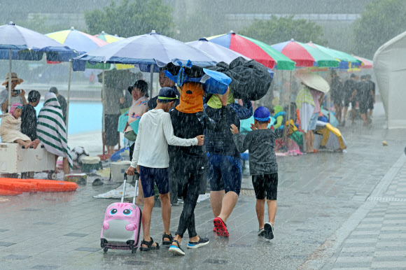 9일 서울 광진구 한강 뚝섬유원지 일대에서 강한 소나기성 비가 내리고 있다. 2023.7.9 연합뉴스