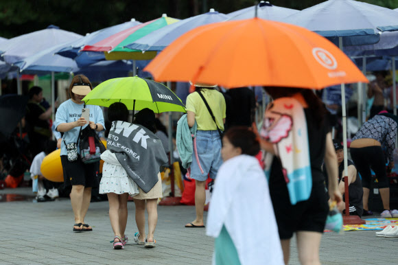 9일 서울 광진구 한강 뚝섬유원지 일대에서 강한 소나기성 비가 내리고 있다. 2023.7.9 연합뉴스