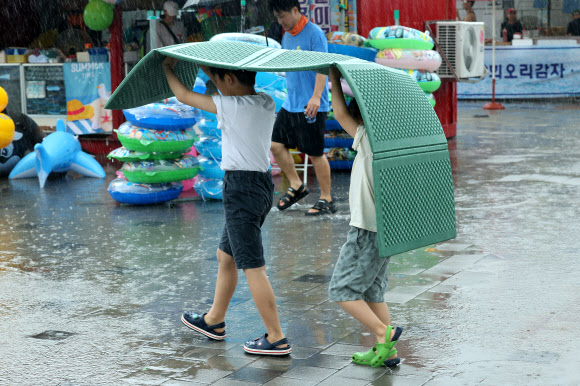 9일 서울 광진구 한강 뚝섬유원지 일대에서 강한 소나기성 비가 내리고 있다. 2023.7.9 연합뉴스