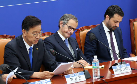 라파엘 그로시 국제원자력기구(IAEA) 사무총장이 9일 서울 여의도 국회에서 열린 더불어민주당 후쿠시마 원전오염수 해양투기저지 대책위원회-국제원자력기구 면담에서 위성곤 위원장의 발언을 듣고 있다. 2023.7.9. 공동취재