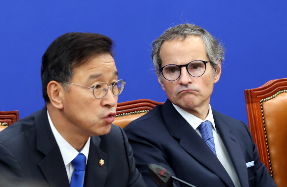 라파엘 그로시 국제원자력기구(IAEA) 사무총장이 9일 서울 여의도 국회에서 열린 더불어민주당 후쿠시마 원전오염수 해양투기저지 대책위원회-국제원자력기구 면담에서 위성곤 위원장의 발언을 듣고 있다. 2023.7.9. 공동취재