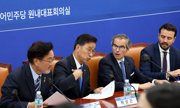 라파엘 그로시 국제원자력기구(IAEA) 사무총장이 9일 서울 여의도 국회에서 열린 더불어민주당 후쿠시마 원전오염수 해양투기저지 대책위원회-국제원자력기구 면담에서 위성곤 위원장과 대화하고 있다. 2023.7.9. 공동취재