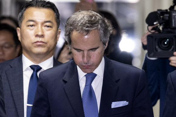 라파엘 그로시 국제원자력기구(IAEA) 사무총장이 9일 더불어민주당 후쿠시마 원전오염수 해양투기저지 대책위원회 위원들과 면담을  마치고 서울 여의도 국회 본청을 나서고 있다. 2023.7.9. 공동취재