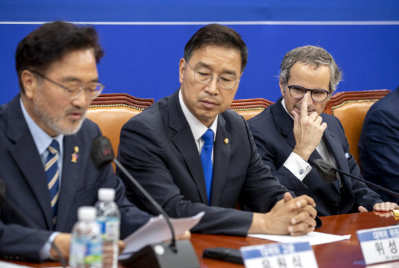 라파엘 그로시 국제원자력기구(IAEA) 사무총장과 위성곤 더불어민주당 후쿠시마 원전 오염수 해양 투기 저지 대책위원장이 9일 서울 여의도 국회에서 에서 열린 더불어민주당 후쿠시마 원전오염수 해양투기저지 대책위원회-국제원자력기구 면담에서 우원식 의원 발언을 듣고 있다. 2023.7.9. 공동취재